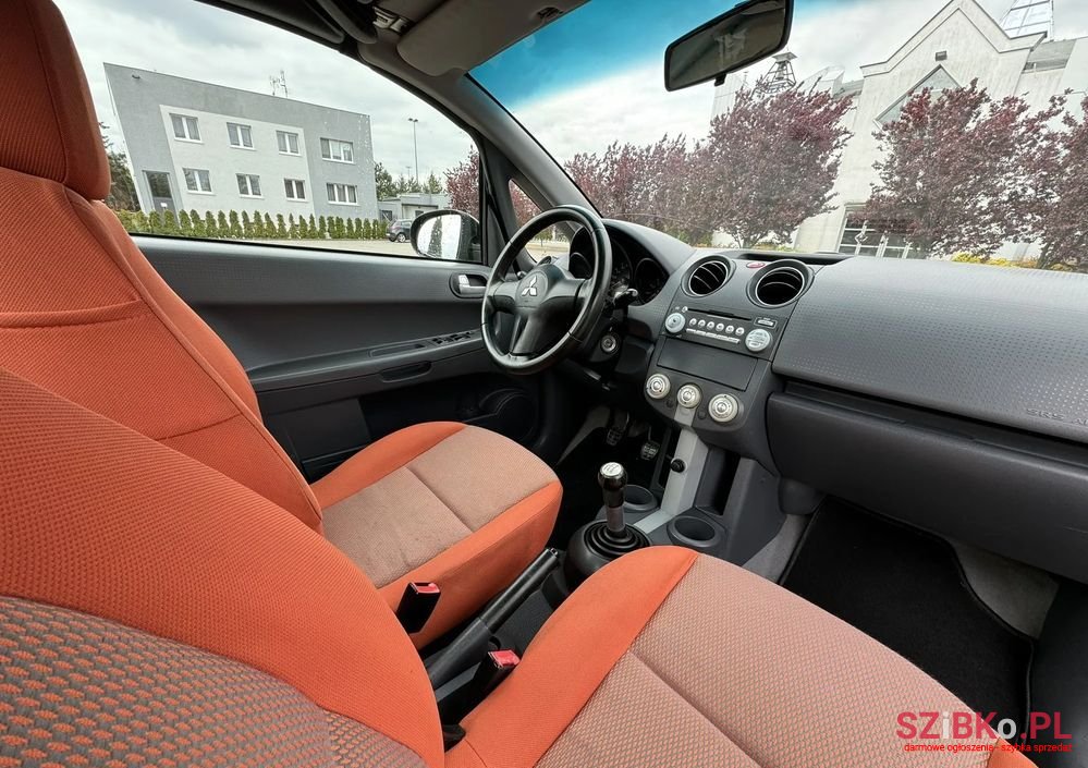 2006' Mitsubishi Colt photo #5