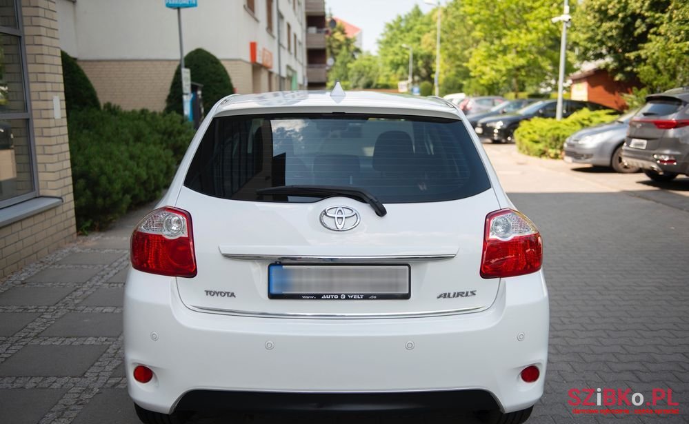 2011' Toyota Auris photo #6