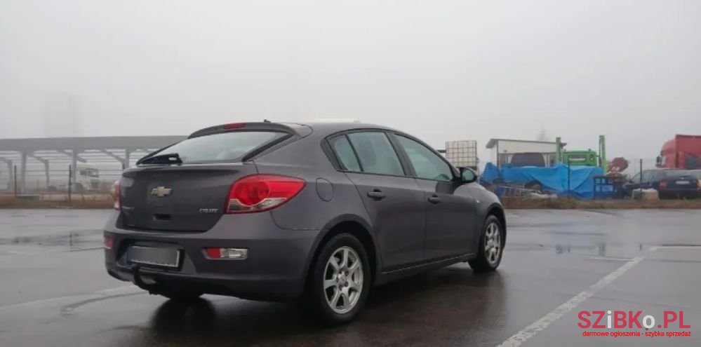 2011' Chevrolet Cruze photo #3