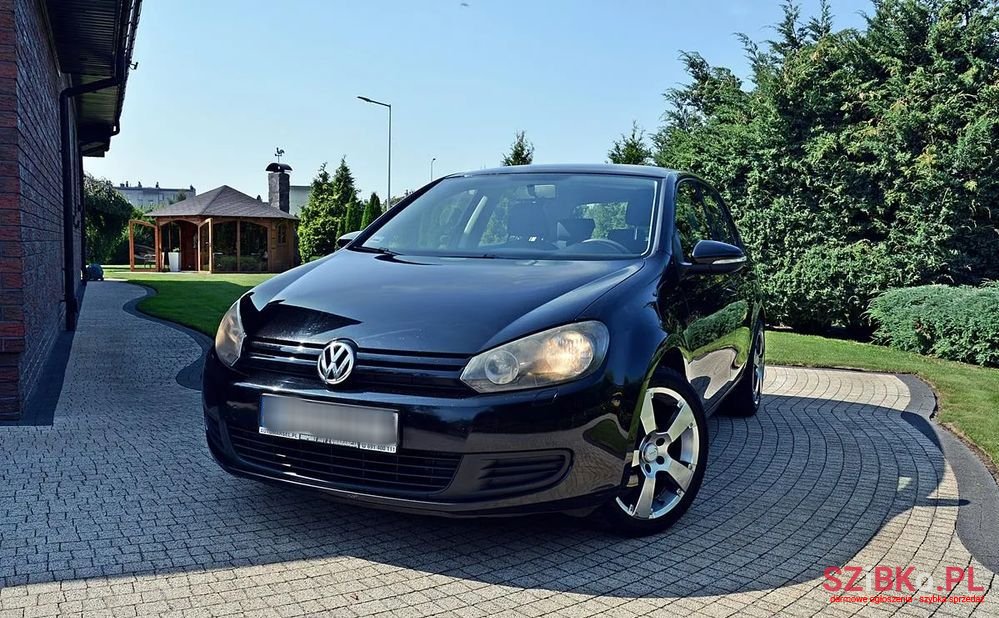 2010' Volkswagen Golf photo #2