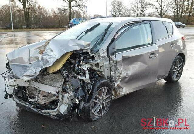 2015' Toyota Auris photo #2