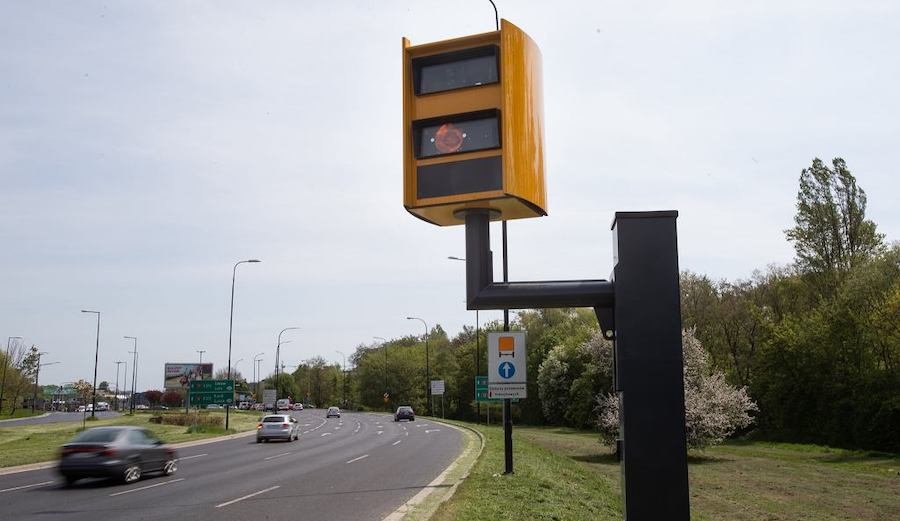 Czy fotoradary robią zdjęcia z tyłu? Niektóre tak. W ten sposób można je rozpoznać