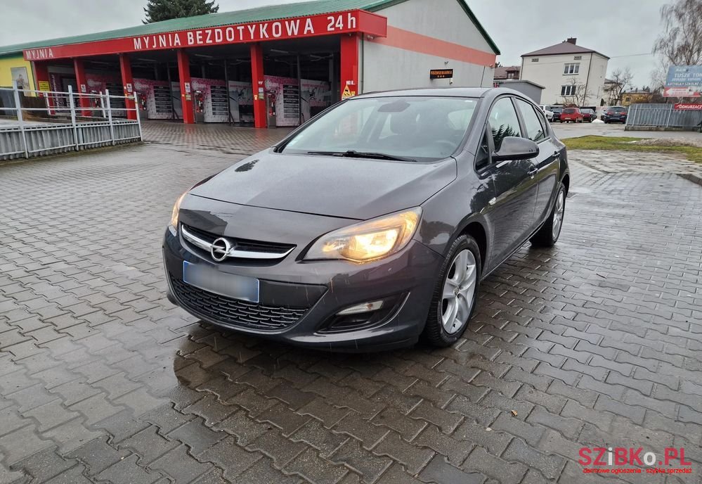 2013' Opel Astra photo #1