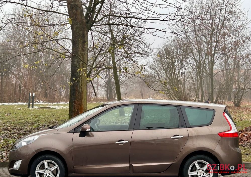 2011' Renault Scenic photo #4