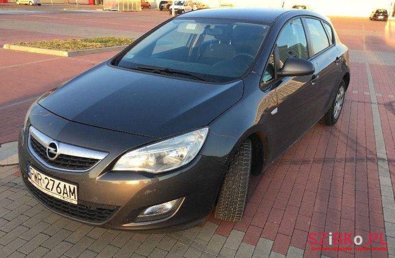 2011' Opel Astra photo #1