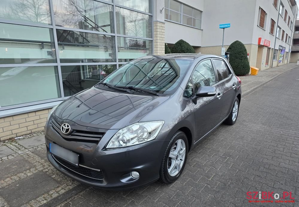2011' Toyota Auris photo #3