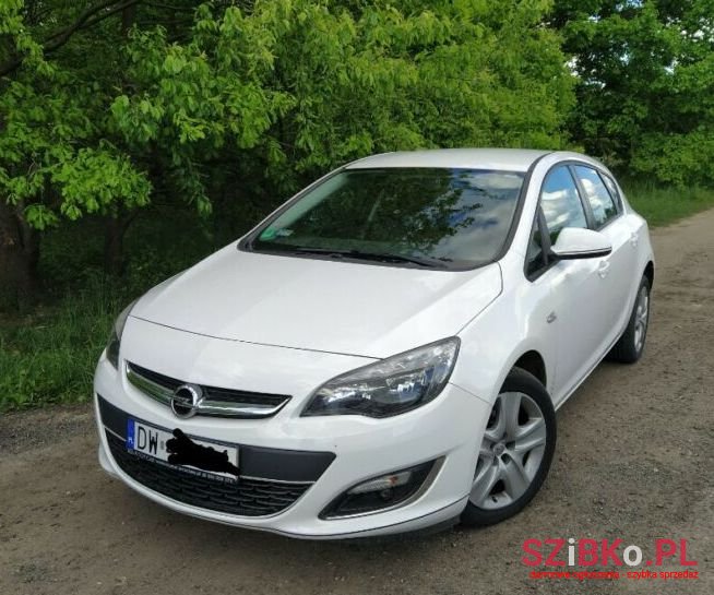 2012' Opel Astra photo #1