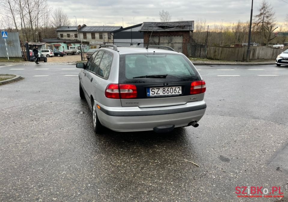 2001' Volvo V40 photo #2