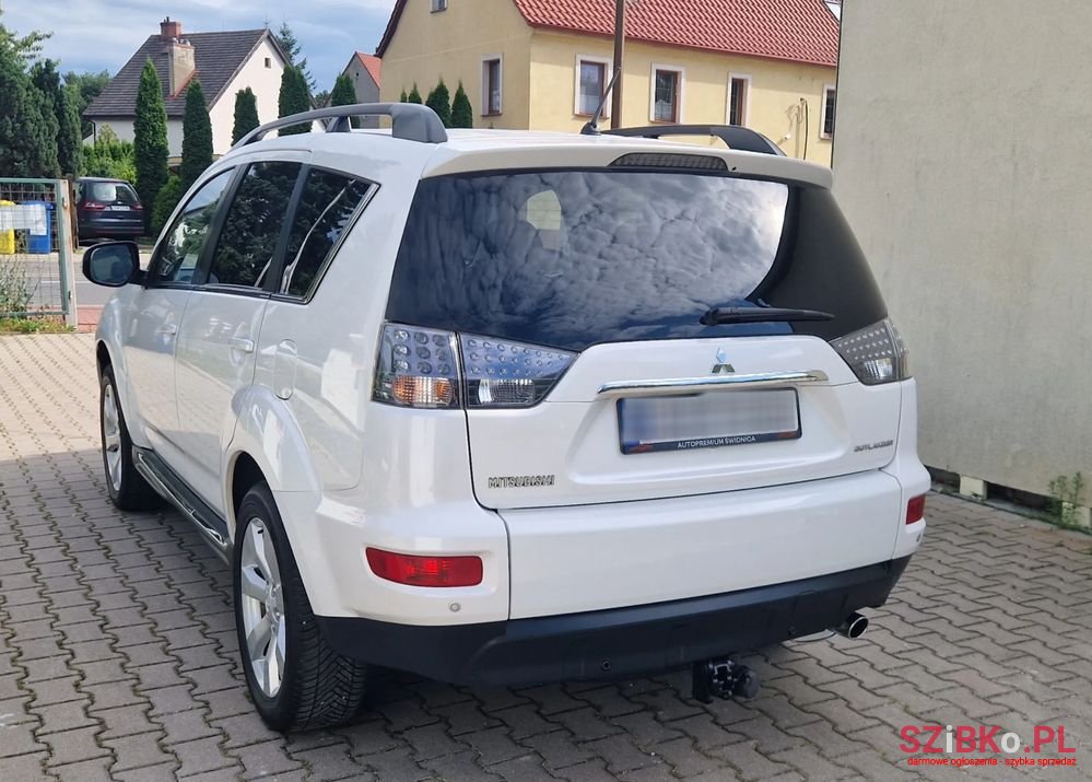 2010' Mitsubishi Outlander 2.0 Intense 2Wd photo #3