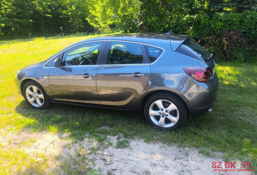 2010' Opel Astra 2.0 Cdti Dpf Cosmo photo #3