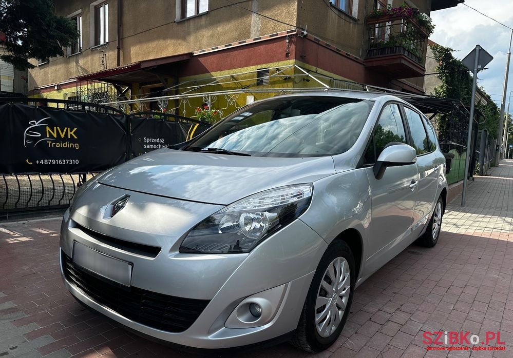 2010' Renault Grand Scenic photo #1