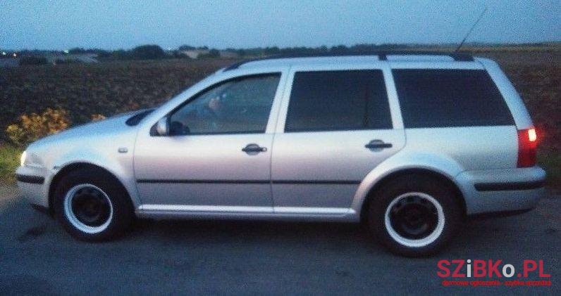 2001' Volkswagen Golf photo #1