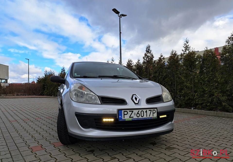 2009' Renault Clio photo #5