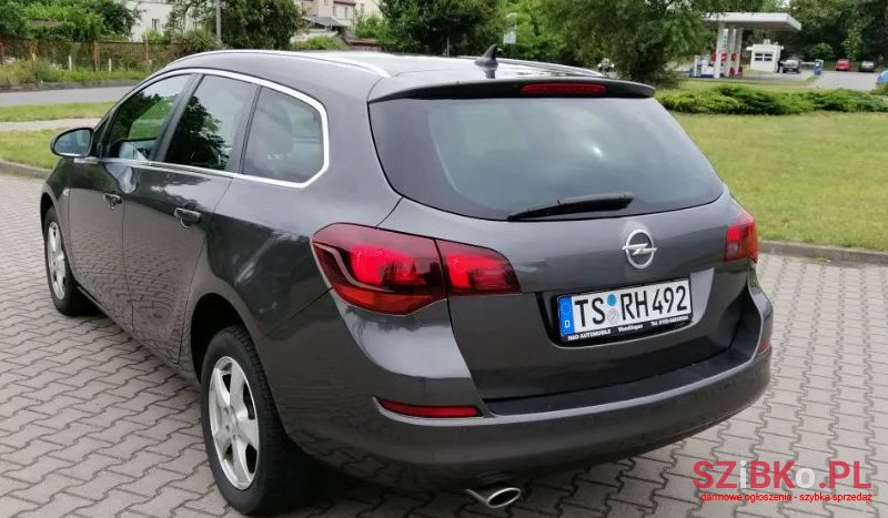 2011' Opel Astra photo #4