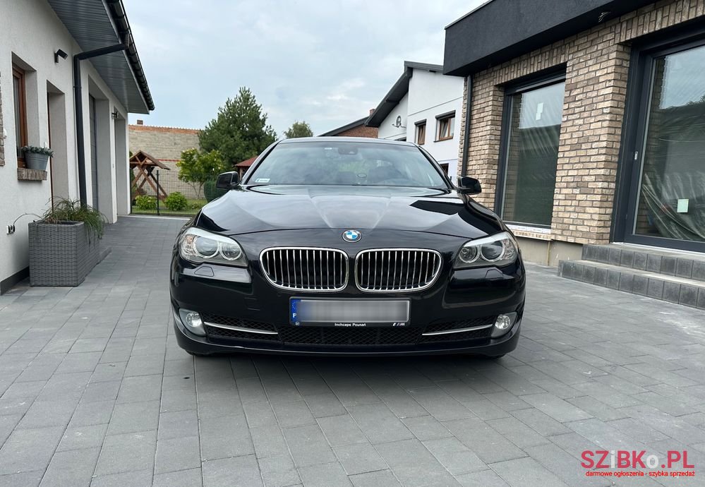 2011' BMW 5 Series 520D photo #2