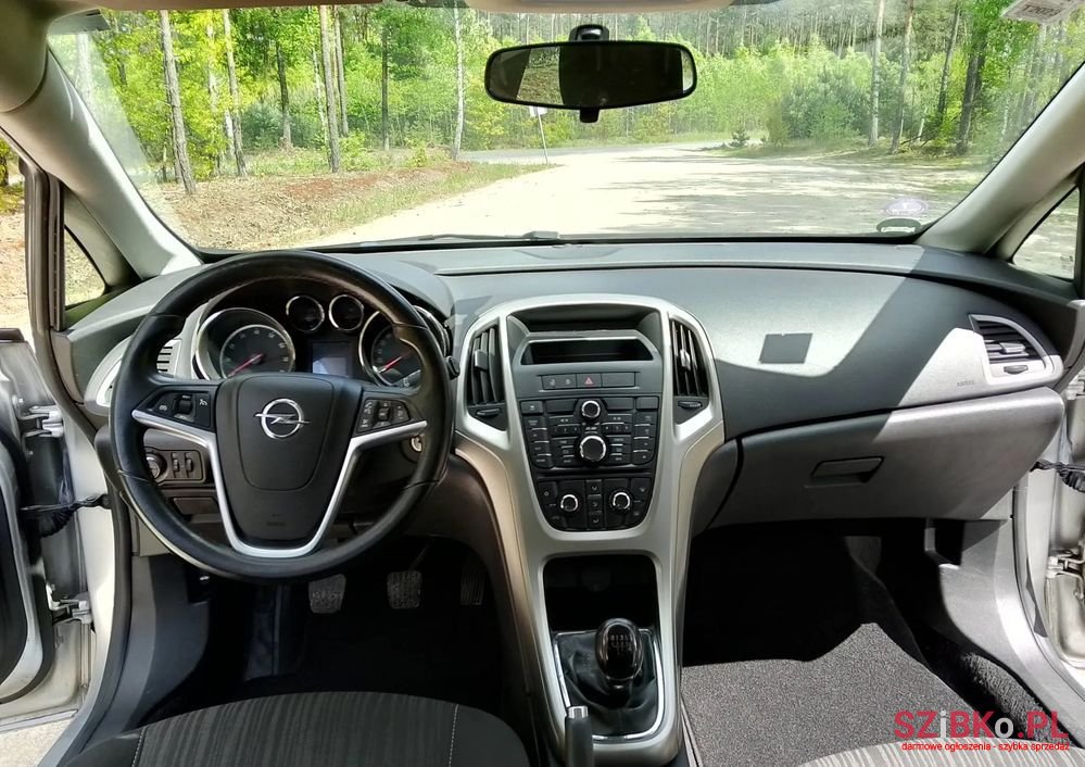 2011' Opel Astra photo #6