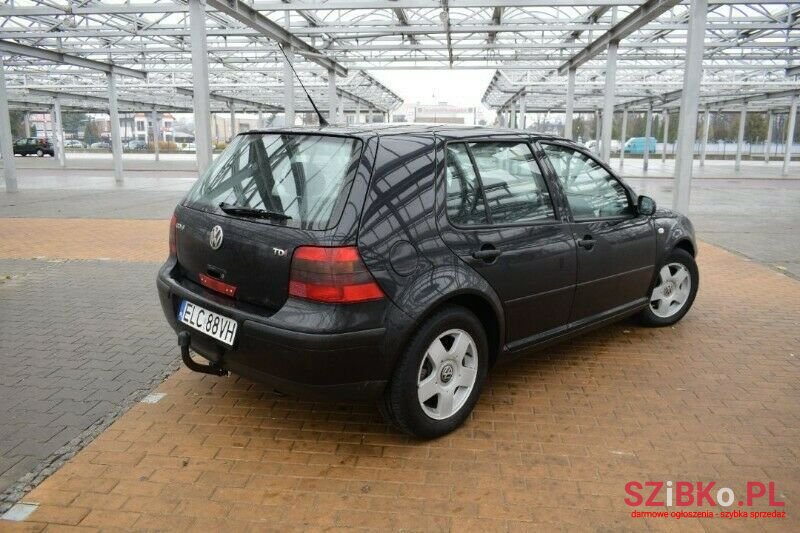 2002' Volkswagen Golf photo #3