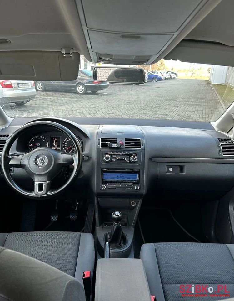 2011' Volkswagen Touran photo #6