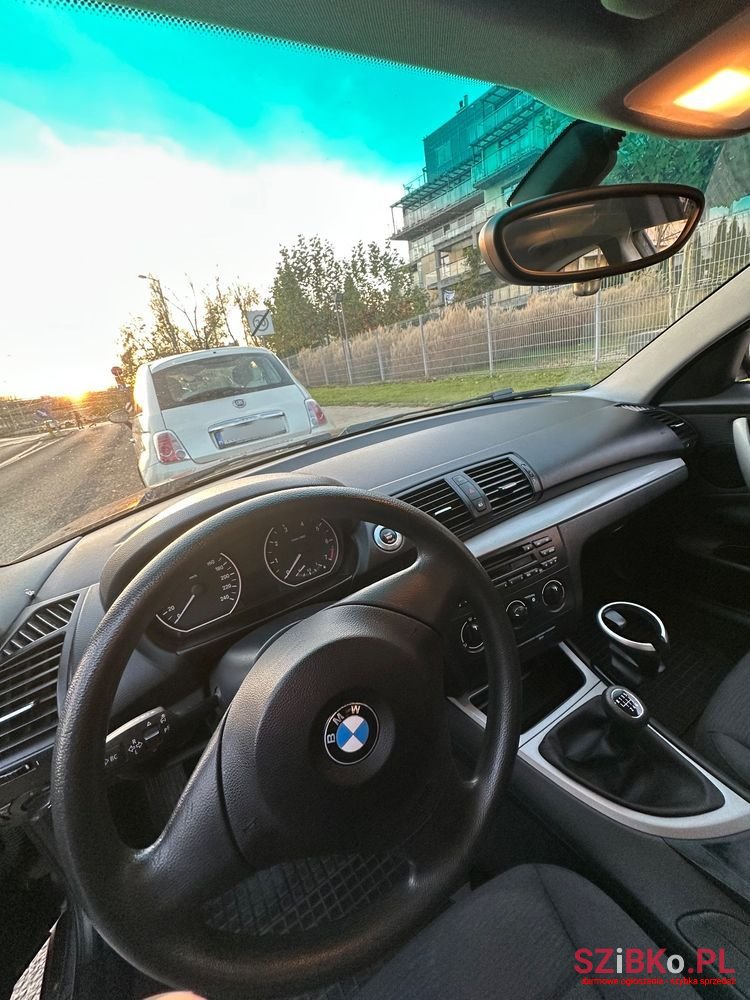 2009' BMW 1 Series 116I photo #6