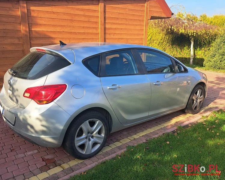 2012' Opel Astra photo #3