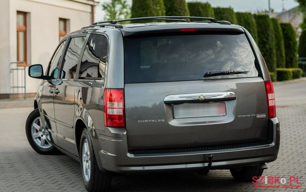 2011' Chrysler Grand Voyager photo #2