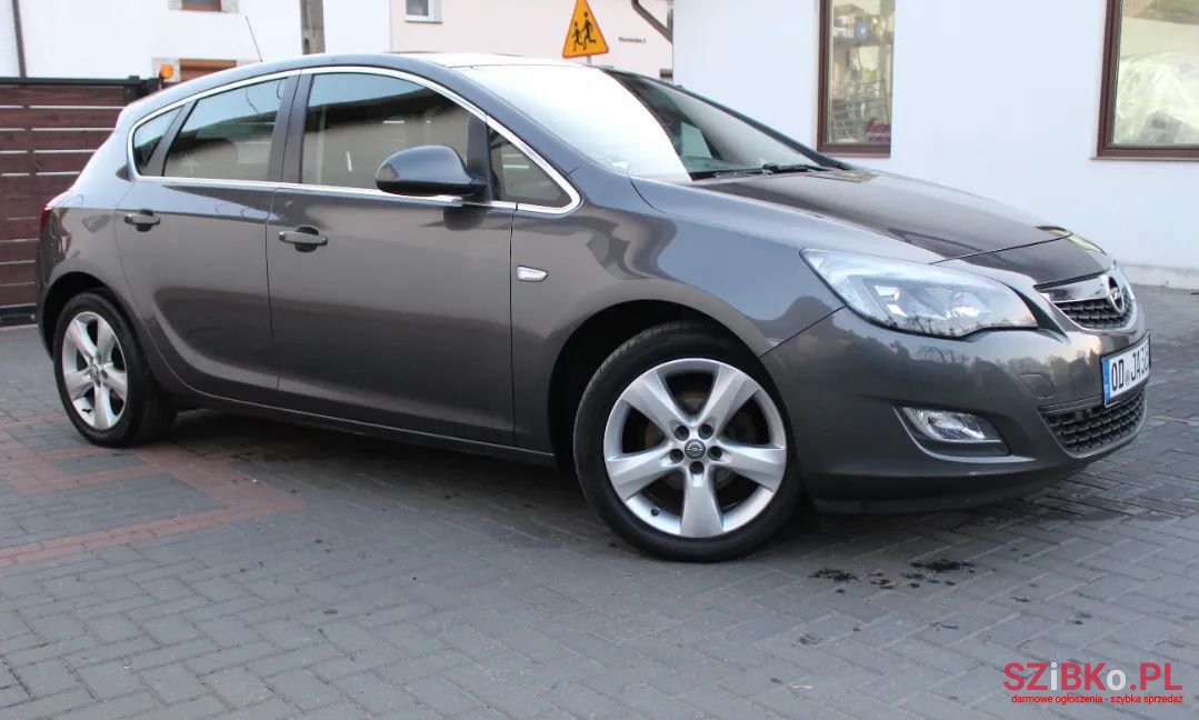 2010' Opel Astra photo #2