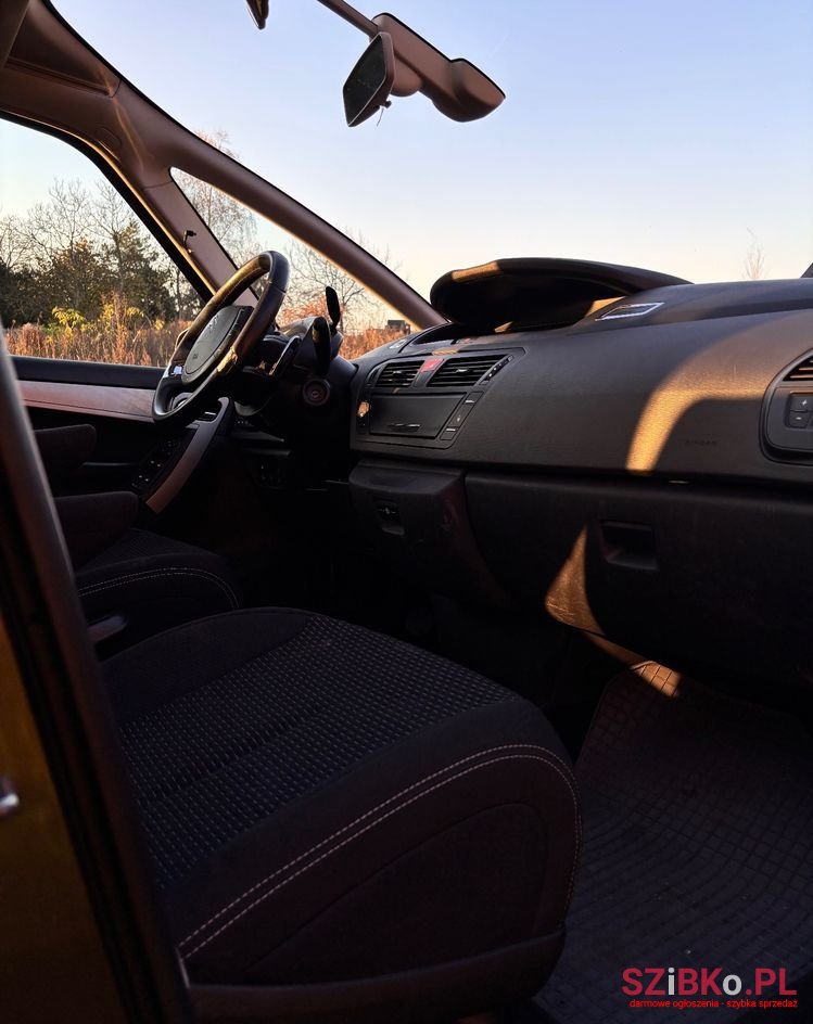 2011' Citroen C4 Picasso photo #5