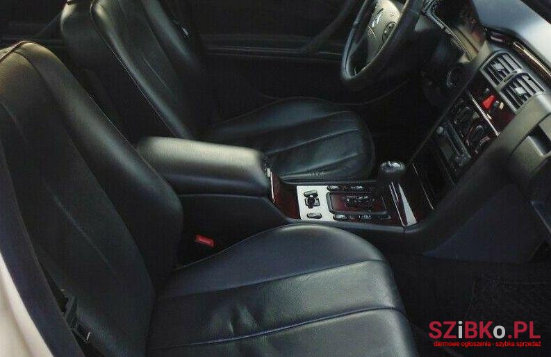 2002' Mercedes-Benz Klasa E photo #1