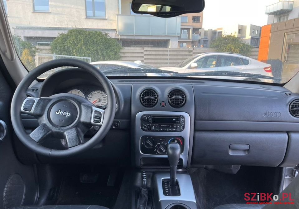 2004' Jeep Cherokee photo #6