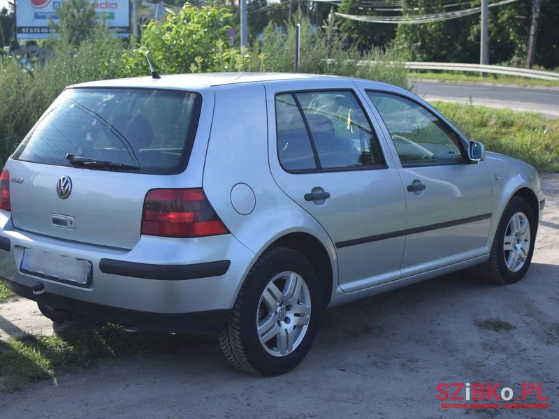 2002' Volkswagen Golf photo #5