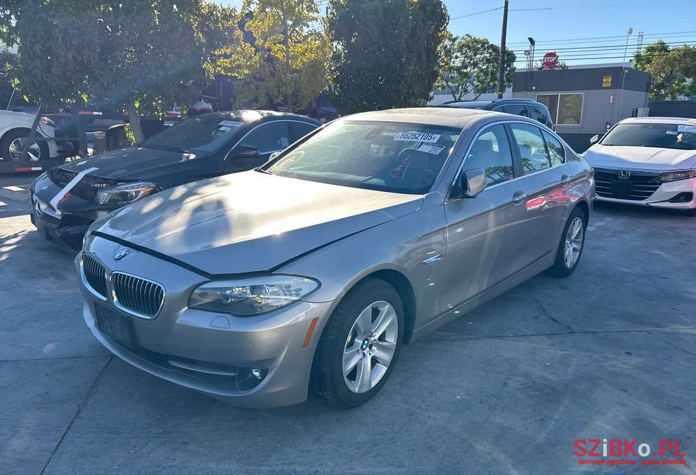 2011' BMW 5 Series photo #6