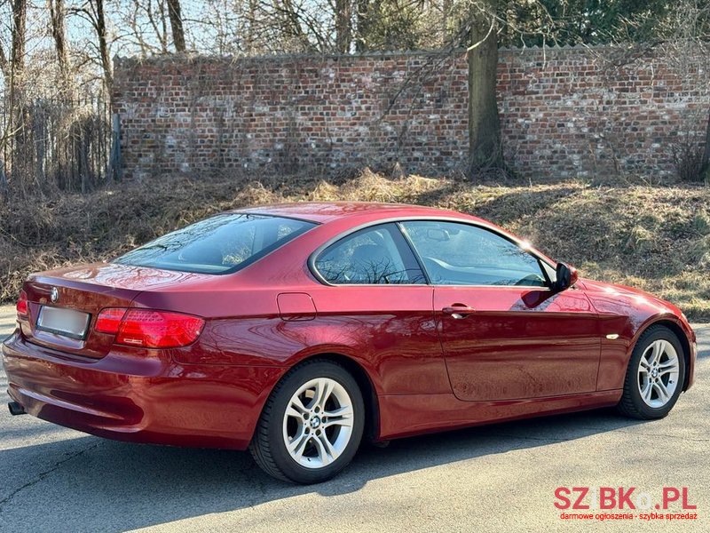 2010' BMW 3 Series 320I photo #5