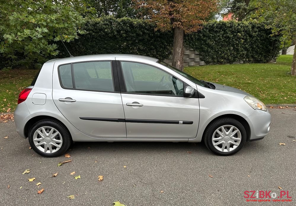 2011' Renault Clio photo #2