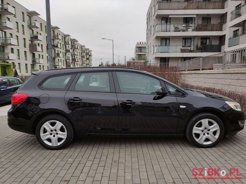 2011' Opel Astra photo #6