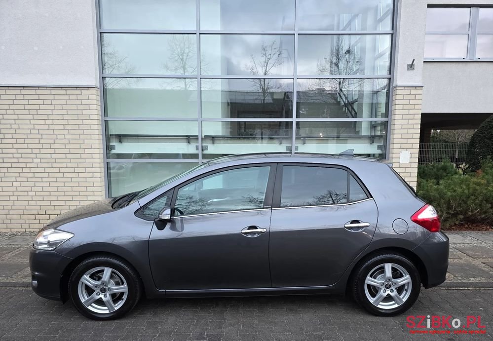 2011' Toyota Auris photo #4