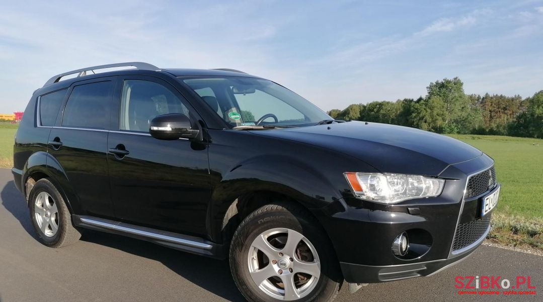 2010' Mitsubishi Outlander photo #3