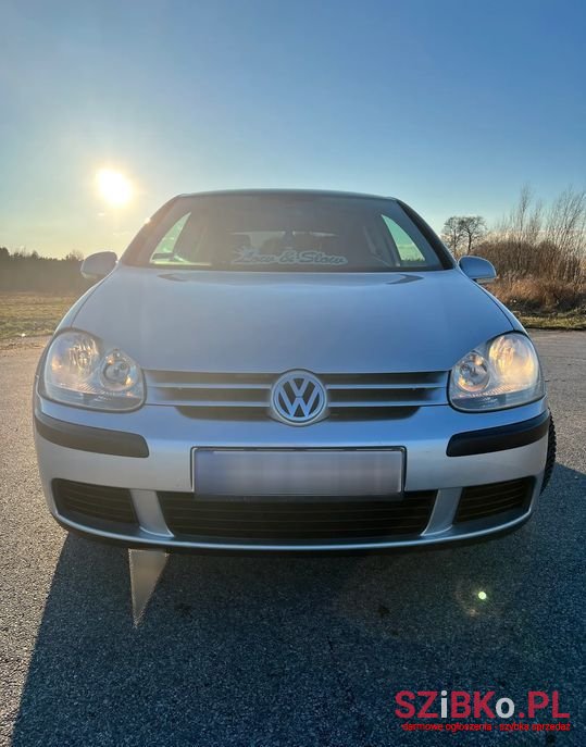 2004' Volkswagen Golf photo #2