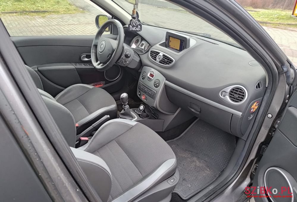 2010' Renault Clio photo #5