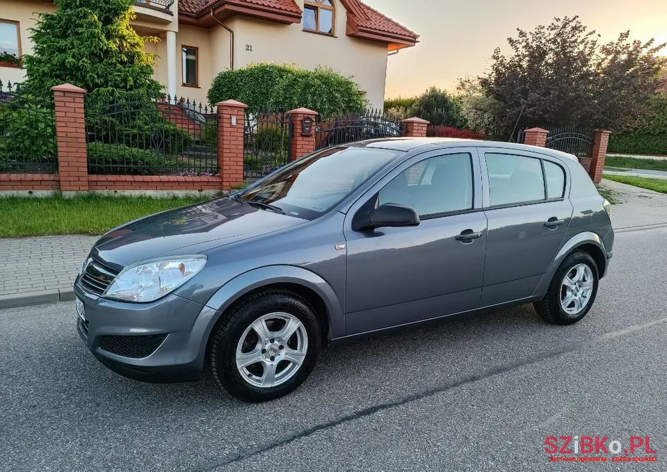 2008' Opel Astra photo #2