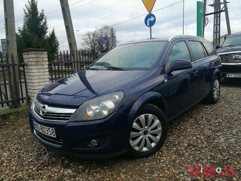 2011' Opel Astra photo #3