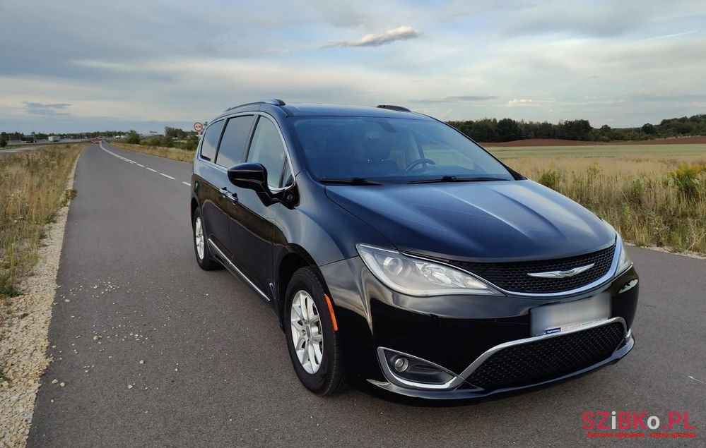 2020' Chrysler Pacifica photo #1