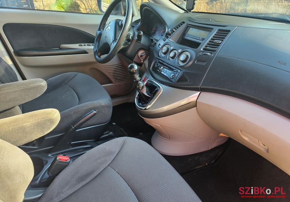 2008' Mitsubishi Grandis photo #3