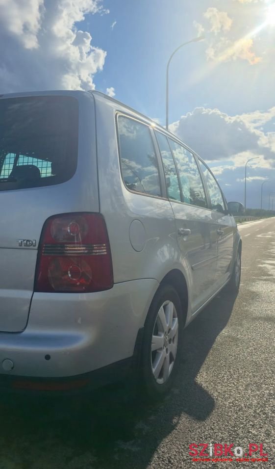 2007' Volkswagen Touran photo #4