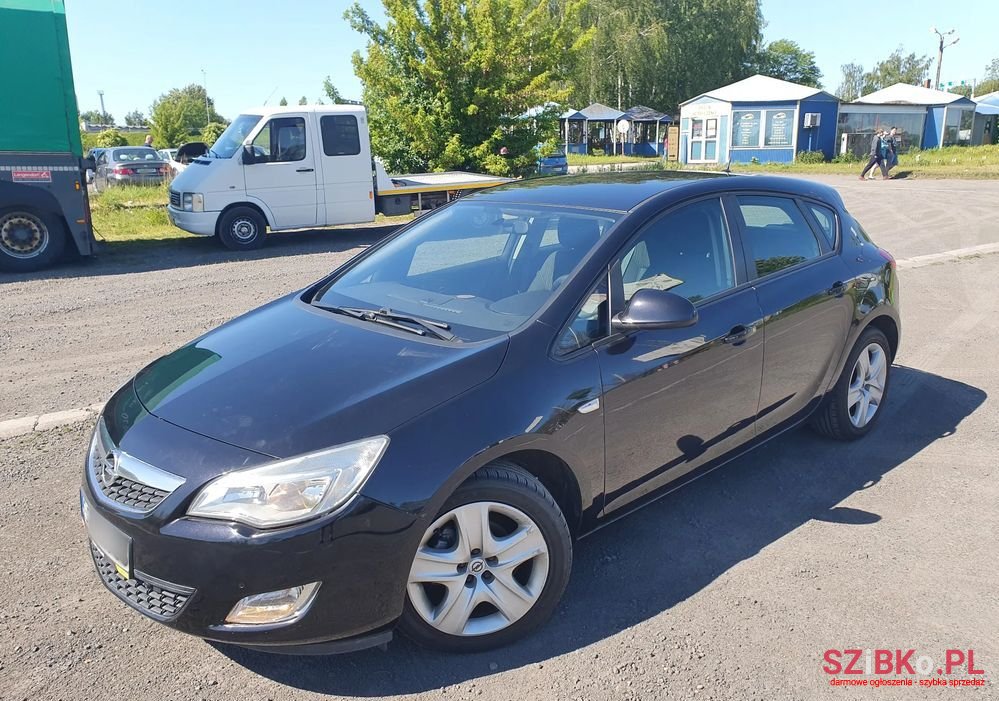 2010' Opel Astra photo #3