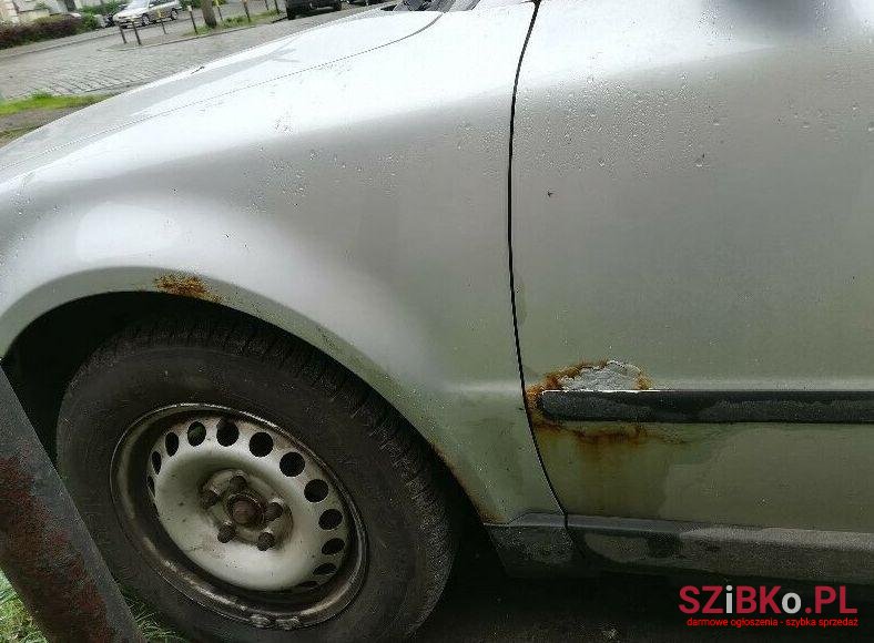 2004' Volkswagen Passat photo #2