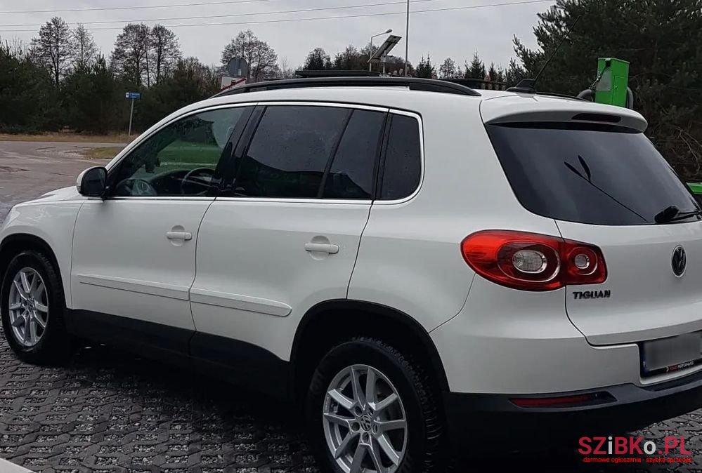 2011' Volkswagen Tiguan photo #4