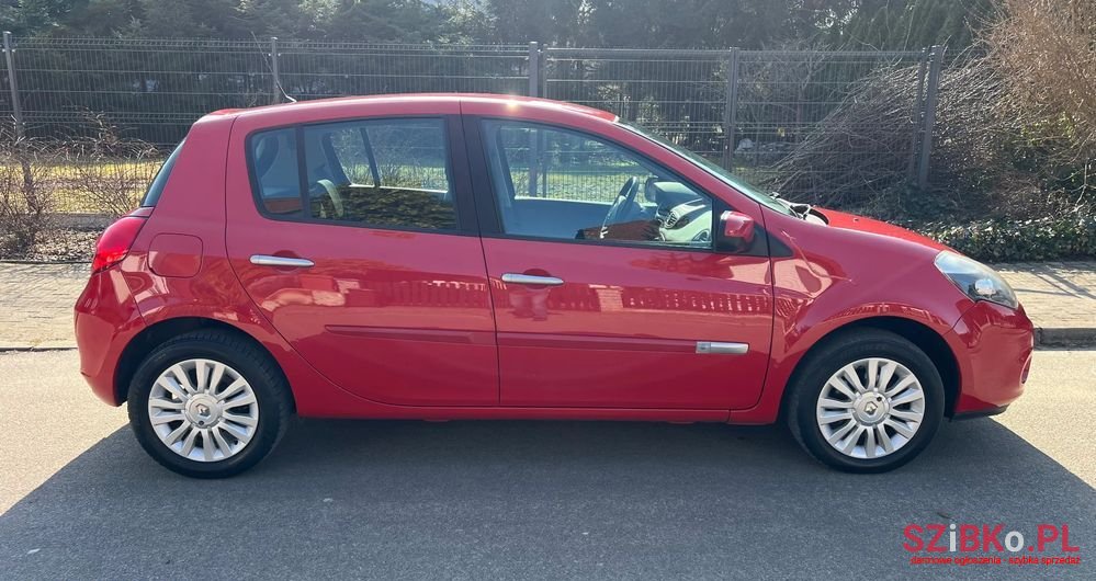 2010' Renault Clio photo #3