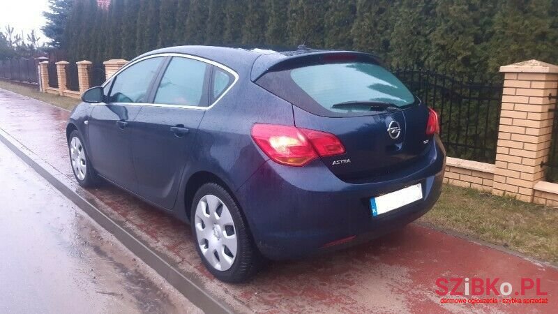 2010' Opel Astra photo #4