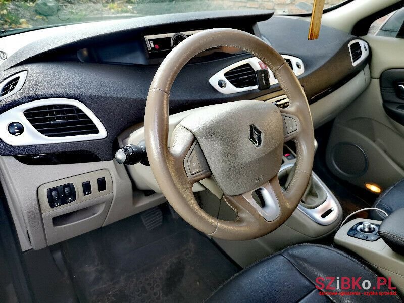 2010' Renault Scenic photo #5