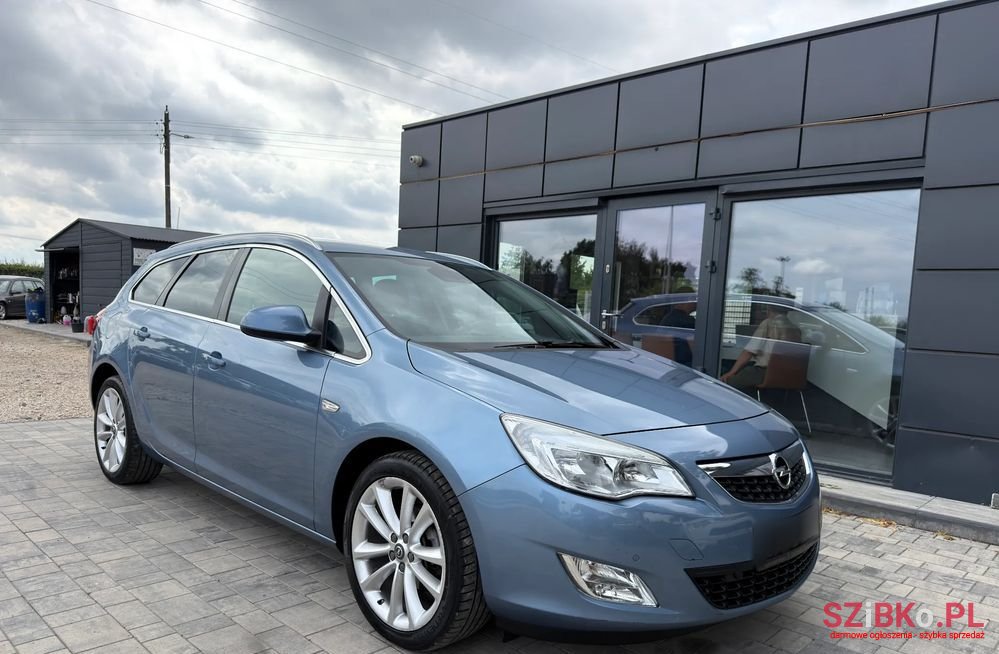 2011' Opel Astra 1.4 T Cosmo photo #1